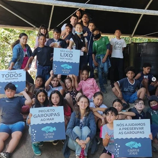 Crianças com placas em defesas da Garoupa